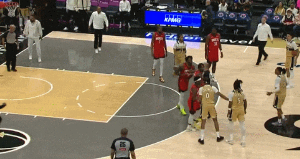 开云体育-确认了！交易首秀！NBA第一个转会球星